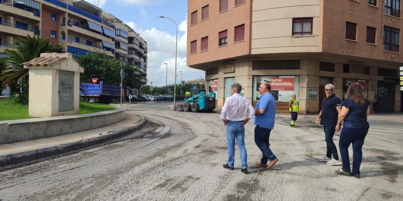 El alcalde de Orihuela, Pepe Vegara, y el concejal de Infraestructuras, Víctor Valverde, han presentado hoy el inicio del Plan de Asfaltado 2025, con una inversión de 2,3 millones de euros que permitirá mejorar viales en el casco urbano, pedanías y Orihuela Costa