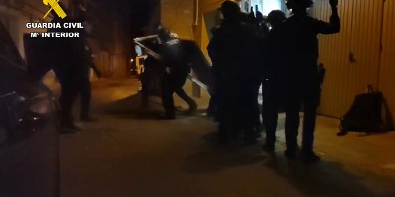 La Guardia Civil ha detenido al presunto autor de un disparo a un portero en un local de ocio de la Vega Baja. La víctima sufrió lesiones muy graves y fue intervenida de urgencia la misma noche de los hechos