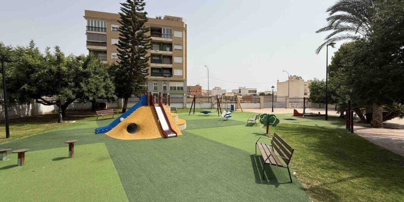 Albatera protegerá del sol la zona infantil del Parque La Aurora con toldos tensados