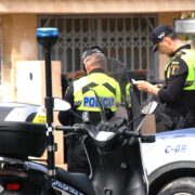 Dos agentes de la Policía Local de Rojales han sido agredidos, insultados y amenazados  por diferentes miembros de una misma familia del municipio el pasado martes. Las cuatro personas fueron  arrestadas y trasladadas al cuartel de la Guardia Civil