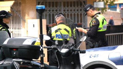 Dos agentes de la Policía Local de Rojales han sido agredidos, insultados y amenazados  por diferentes miembros de una misma familia del municipio el pasado martes. Las cuatro personas fueron  arrestadas y trasladadas al cuartel de la Guardia Civil