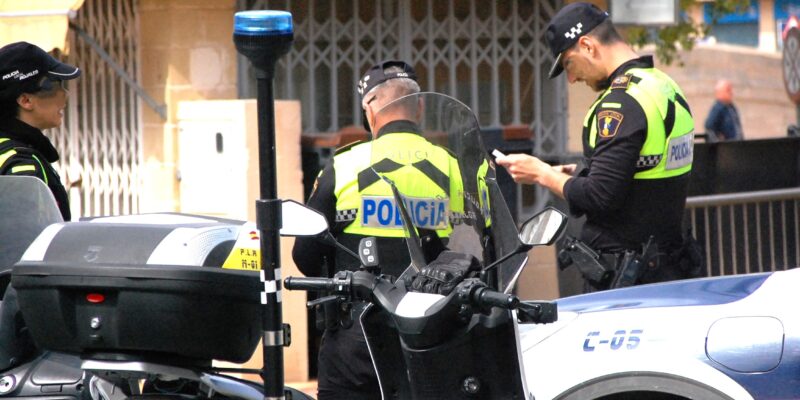 Dos agentes de la Policía Local de Rojales han sido agredidos, insultados y amenazados por diferentes miembros de una misma familia del municipio el pasado martes. Las cuatro personas fueron arrestadas y trasladadas al cuartel de la Guardia Civil