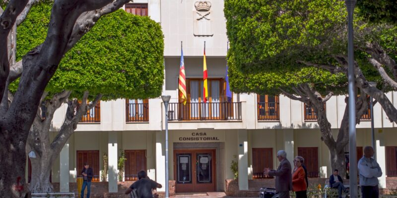 Almoradí resuelve la situación generada por la empresa de limpieza de edificios municipales