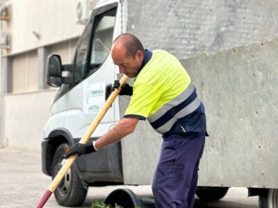 Torrevieja pone a punto las zonas verdes de los colegios públicos para el inicio escolar