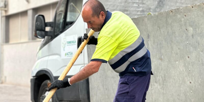 Torrevieja pone a punto las zonas verdes de los colegios públicos para el inicio escolar