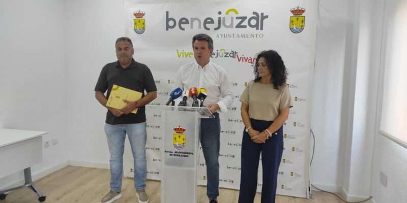 El alcalde de Benejúzar y concejal de Hacienda, Vicente Cases, ha asegurado que el Consistorio cuenta disfruta de una buena situación financiera porque cumple la estabilidad presupuestaria y la regla de gasto y tiene deuda cero