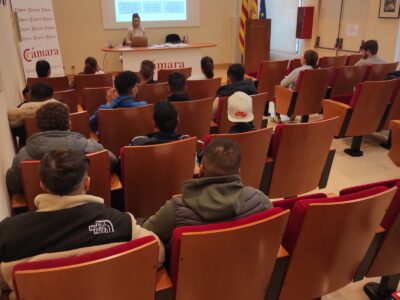 Cursos de IA, redes sociales y competencias digitales, entre la oferta formativa de la Cámara de Comercio de Orihuela. La programación se reparte durante el último cuatrimestre del año en modalidad online y presencial