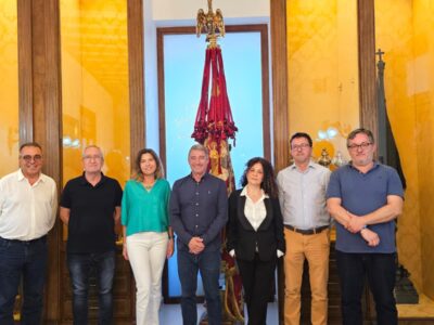 El alcalde de Orihuela, Pepe Vegara, acompañado por el concejal de Educación, Vicente Pina, recibió ayer en el Ayuntamiento a la nueva directora de la Cátedra Loazes-Sede Universitaria de Orihuela, Maribel Peñalver Vicea