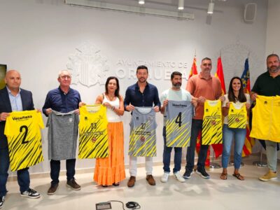 El Ayuntamiento de Orihuela, a través de las concejalías de Deportes, Educación y Bienestar Social, ha presentado hoy las nuevas equipaciones de las Escuelas Deportivas Municipales para las temporadas 2025-2026, en las que se puede leer el mensaje social de la campaña “Rompe el silencio, frena el bullying”