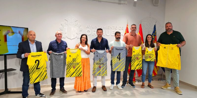 El Ayuntamiento de Orihuela, a través de las concejalías de Deportes, Educación y Bienestar Social, ha presentado hoy las nuevas equipaciones de las Escuelas Deportivas Municipales para las temporadas 2025-2026, en las que se puede leer el mensaje social de la campaña “Rompe el silencio, frena el bullying”