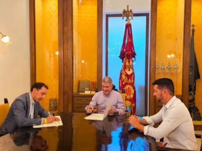 El Ayuntamiento de Orihuela y la Jefatura Provincial de Tráfico de Alicante han firmado un convenio de colaboración que permitirá la implantación en el municipio de un aula informatizada para la realización de los exámenes teóricos de conducción