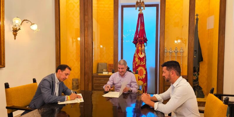 El Ayuntamiento de Orihuela y la Jefatura Provincial de Tráfico de Alicante han firmado un convenio de colaboración que permitirá la implantación en el municipio de un aula informatizada para la realización de los exámenes teóricos de conducción