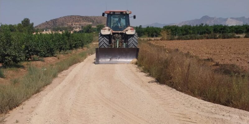 El Ayuntamiento de Orihuela, a través de la Concejalía de Agricultura que dirige Noelia Grao, ha ejecutado durante el mes de agosto diversas actuaciones de adecuación y acondicionamiento en varios caminos rurales del término municipal