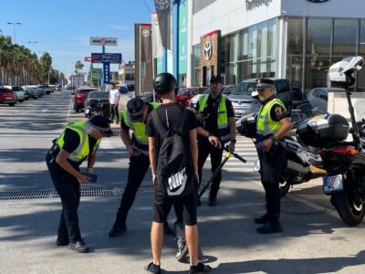 La Policía Local de Torrevieja ha presentado un balance de sus actuaciones de verano que ha contado con más efectivos y mayor presencia en la ciudad. El refuerzo de 41 agentes ha permitido cubrir mejor la ciudad y reforzar la seguridad durante todo el verano en Torrevieja