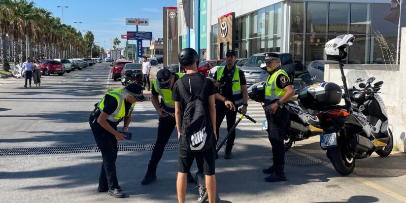 La Policía Local de Torrevieja ha presentado un balance de sus actuaciones de verano que ha contado con más efectivos y mayor presencia en la ciudad. El refuerzo de 41 agentes ha permitido cubrir mejor la ciudad y reforzar la seguridad durante todo el verano en Torrevieja
