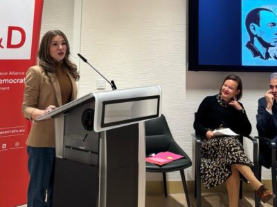 El Parlamento Europeo acogió un emotivo homenaje al poeta oriolano bajo el título “Miguel Hernández. Memoria, dignidad y libertad”, un acto que unió a familiares, representantes políticos, académicos y organizaciones memorialistas en torno a su legado y a la defensa de la memoria democrática