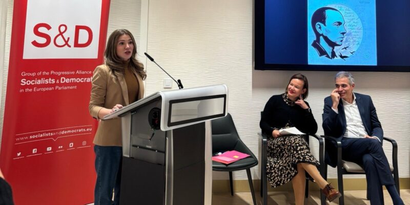 El Parlamento Europeo acogió un emotivo homenaje al poeta oriolano bajo el título “Miguel Hernández. Memoria, dignidad y libertad”, un acto que unió a familiares, representantes políticos, académicos y organizaciones memorialistas en torno a su legado y a la defensa de la memoria democrática