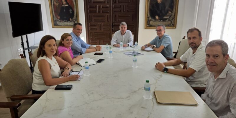 Representantes del Ayuntamiento de Orihuela y del Hospital Vega Baja han mantenido una reunión de trabajo para coordinar el proyecto final de accesos, movilidad y mejoras en la seguridad del entorno