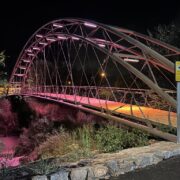 El Ayuntamiento de Rojales abrió el pasado viernes los accesos a la nueva pasarela peatonal construida sobre el río Segura tras haber concluido las obras y superado las rigurosas pruebas de seguridad y accesibilidad.