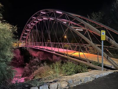 El Ayuntamiento de Rojales abrió el pasado viernes los accesos a la nueva pasarela peatonal construida sobre el río Segura tras haber concluido las obras y superado las rigurosas pruebas de seguridad y accesibilidad.
