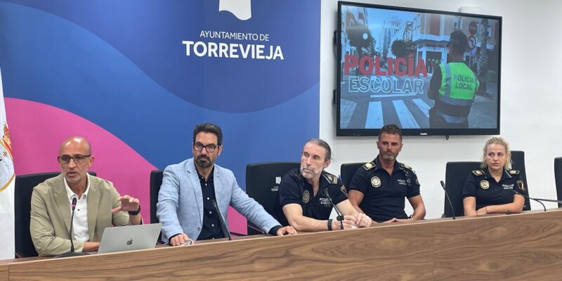 La Policía Local de Torrevieja pone en marcha una nueva patrulla escolar para refuerzo de la atención a menores y centros educativos. Se centrará en reducir el absentismo y prevenir riesgos como el bullying, la violencia Juvenil o las adicciones
