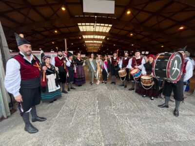 Tras visitar la capital del Principado de Asturias, la delegación del Ayuntamiento de Torrevieja compuesta por la Corte Salinera y las ediles, Rosario Martínez y Concha Sala, han sido objeto de una cariñosa recepción oficial en Pola de Siero, localidad que como Oviedo está hermanada con la ciudad de Torrevieja