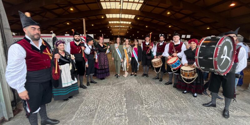 Tras visitar la capital del Principado de Asturias, la delegación del Ayuntamiento de Torrevieja compuesta por la Corte Salinera y las ediles, Rosario Martínez y Concha Sala, han sido objeto de una cariñosa recepción oficial en Pola de Siero, localidad que como Oviedo está hermanada con la ciudad de Torrevieja