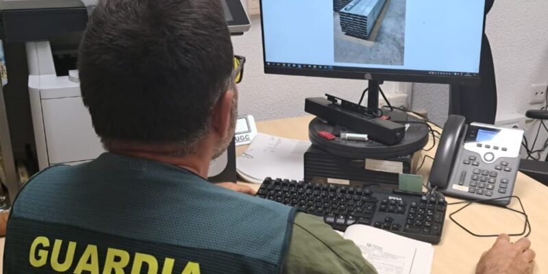 La Guardia Civil de Dolores esclarece una estafa de más de 80.000 euros en el sector del acero. Ha recuperado parte de los 65.000 kilos de material metálico estafado en distintas localidades murcianas y ha detenido a dos personas e investiga a otras tres