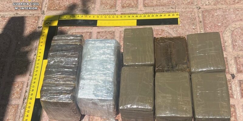 Además de incautar más de 5 kilogramos de hachís, los agentes pusieron a la menor bajo la tutela de los Servicios Sociales de la Comunidad Valenciana