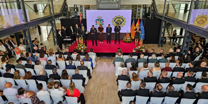 La Policía Local de Orihuela celebró la festividad de su Patrona, la Virgen de Monserrate, en un emotivo acto institucional que tuvo ugar en la Lonja de Orihuela, con la entrega de distinciones y reconocimientos