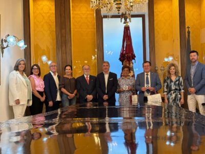 Durante la recepción, el alcalde de Orihuela les ha hecho entrega de la insignia de la ciudad, así como de varios ejemplares sobre la historia local y de obras de nuestro poeta Miguel Hernández.