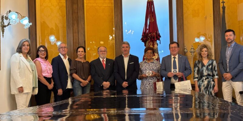 Durante la recepción, el alcalde de Orihuela les ha hecho entrega de la insignia de la ciudad, así como de varios ejemplares sobre la historia local y de obras de nuestro poeta Miguel Hernández.