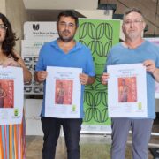 El escritor Miguel Ángel Jiménez presenta su nueva novela 'Kenna' en el Auditorio Municipal de San Isidro el viernes 12 de septiembre a las 20:00 horas. La trama se desarrolla en Torrevieja y cuenta la historia de una joven que sufrió el asesinato de su madre y de su hermana a manos de su padre, y que decide vengarse matando a maltratadores de mujeres