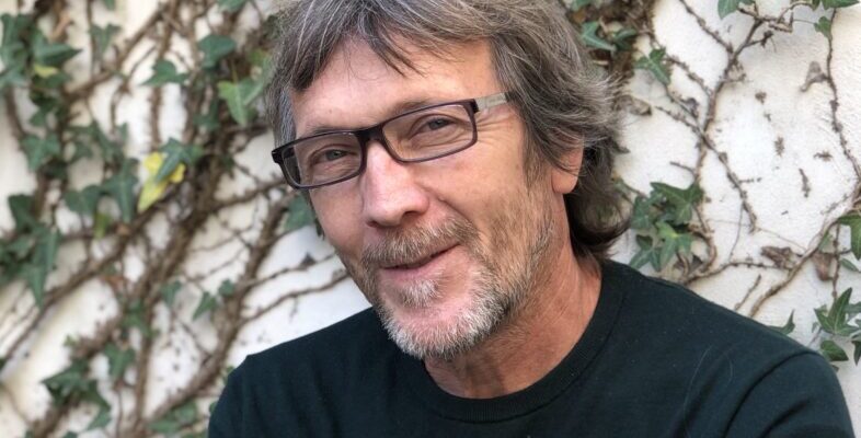 El poeta valenciano José Iniesta presenta en Orihuela su poemario 'Un montón de piedras'