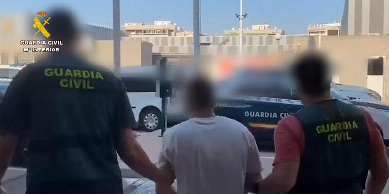 La Guardia Civil ha detenido en Torrevieja a una pareja por 30 delitos de estafa. Los detenidos utilizaban una página web fraudulenta que clonaba la de una conocida operadora de telefonía para obtener los datos bancarios de sus víctimas