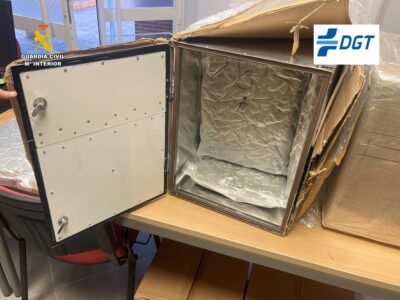 La Guardia Civil interviene más de 22 kilos de marihuana durante un control de tráfico a la autopista AP-7 a la altura del término municipal de Orihuela. La droga viajaba oculta en dos cajas metálicas fuertemente selladas y envueltas en plástico transparente