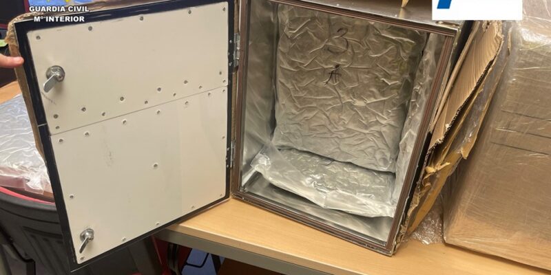 La Guardia Civil interviene más de 22 kilos de marihuana durante un control de tráfico a la autopista AP-7 a la altura del término municipal de Orihuela. La droga viajaba oculta en dos cajas metálicas fuertemente selladas y envueltas en plástico transparente