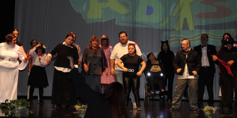 La Asociación de Personas con Diversidad Funcional ADIS presentó este pasado sábado en Bigastro su calendario solidario para 2026 en la que es la vigésimo primera edición de este evento de la entidad