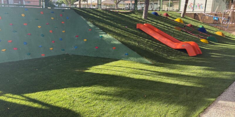 Benejúzar culmina las obras del nuevo patio inclusivo del CEIP Antonio Sequeros. El Ayuntamiento invierte 25.000 euros en la primera fase del terraplén que conecta las zonas del centro con juegos infantiles