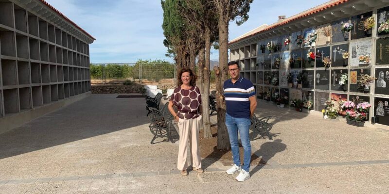 Almoradí amplía y mejora su cementerio municipal con una inversión de 256.000 euros. La actuación incluye 176 nuevos columbarios, una zona cubierta para ceremonias, un osario y la mejora estética del recinto