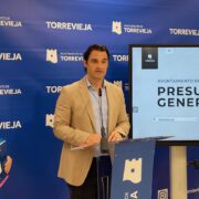  El Ayuntamiento de Torrevieja ha aprobado un presupuesto de 187,7 millones de euros para 2026, lo que supone un 11,38% más que el ejercicio anterior. Las nuevas cuentas municipales consolidan los servicios públicos, refuerzan la inversión y mantienen la presión fiscal sin subidas de impuestos ni tasas