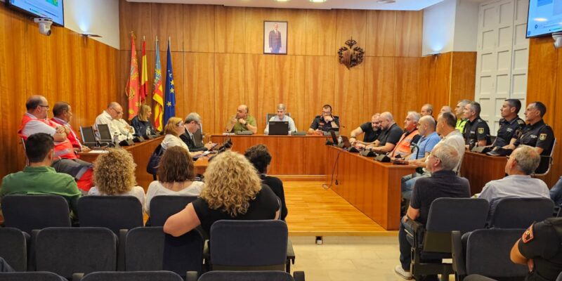 En la reunión se ha acordado la constitución del Puesto de Mando Avanzado (PMA) con la participación de fuerzas y cuerpos de seguridad, bomberos, brigadas municipales y personal del Ayuntamiento, desde donde se gestionan todas las incidencias que se vayan produciendo