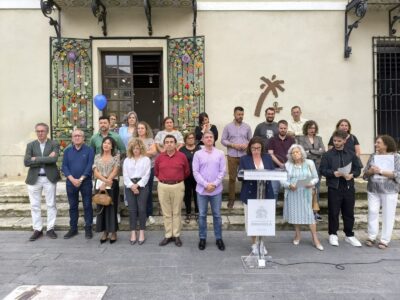El Ayuntamiento de Orihuela, junto con la asociación ADIEM, ha conmemorado este lunes el Día Mundial de la Salud Mental con la lectura del manifiesto 2025 bajo el lema “Compartimos vulnerabilidad, defendamos nuestra salud mental”