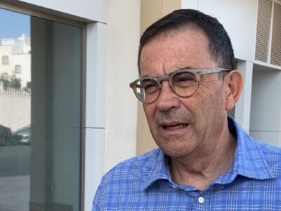 El concejal socialista de Orihuela Isidro Grao, ha denunciado esta mañana, en una rueda de prensa celebrada frente a los locales municipales de Entrenaranjos, el “despilfarro y la falta de gestión” del Gobierno del PP y VOX en el Ayuntamiento de Orihuela