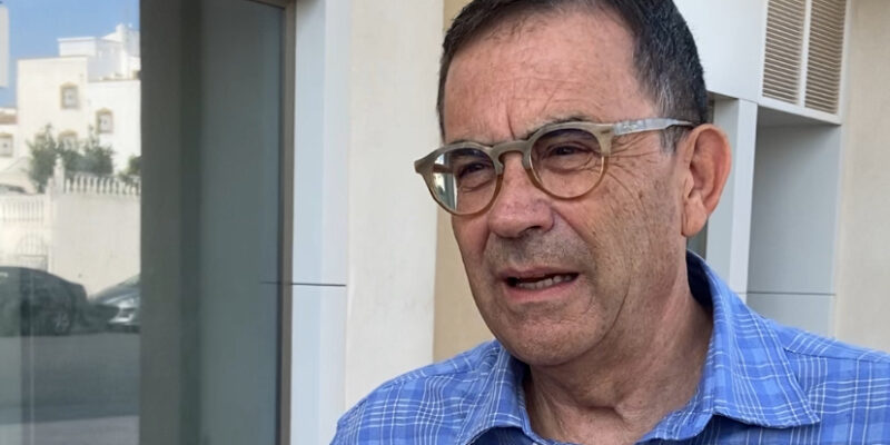 El concejal socialista de Orihuela Isidro Grao, ha denunciado esta mañana, en una rueda de prensa celebrada frente a los locales municipales de Entrenaranjos, el “despilfarro y la falta de gestión” del Gobierno del PP y VOX en el Ayuntamiento de Orihuela