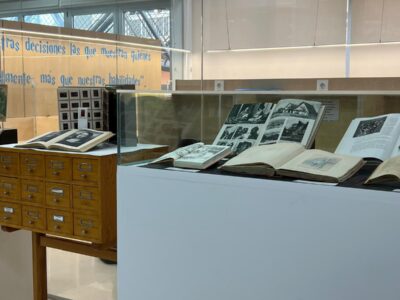 La Biblioteca Municipal de Bigastro ha inaugurado la exposición Entre letras y trazos, una propuesta cultural que podrá visitarse del 2 al 24 de octubre en el horario habitual del centro. La entrada es libre y gratuita