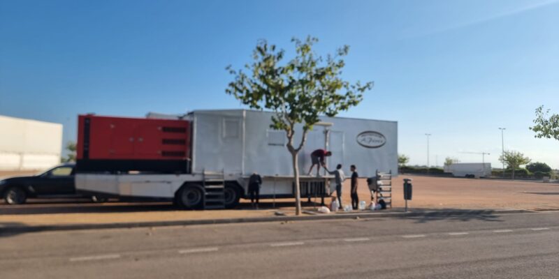 Los feriantes se han ido de Pilar de la Horadada sin montar sus atracciones para las fiestas que el municipio ya celebra en honor a su patrona, la Virgen del Pilar al no llegar a un acuerdo con el equipo de gobierno en cuanto al suministro de luz y otros asuntos