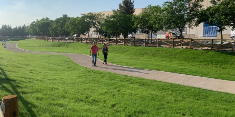 El Ayuntamiento de Almoradí ha finalizado las obras del nuevo Sistema Urbano de Drenaje Sostenible (SUDS), una actuación pionera en el municipio que mejora la gestión del agua de lluvia y reduce el riesgo de inundaciones en episodios tormentosos