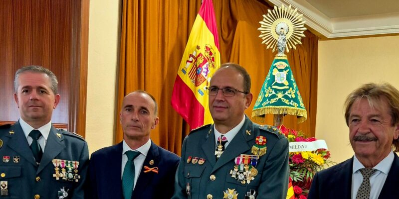 Con motivo de la festividad de la Hispanidad y de Nuestra Señora del Pilar, patrona de la Guardia Civil, la Hermandad de El Prendimiento de Orihuela ha donado un manto bordado en oro a la Virgen del Pilar de la Academia de Cabos y Guardias de la Guardia Civil de Baeza
