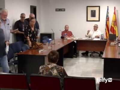 Los socialistas de San Fulgencio acusan al alcalde del PP, José María Ballester, de comportamientos antidemocráticos y autoritarios en los plenos. Toda la oposición abandonó el Salón de Plenos en la última sesión plenaria como queja "ante las formas caciquiles del alcalde" según el PSOE